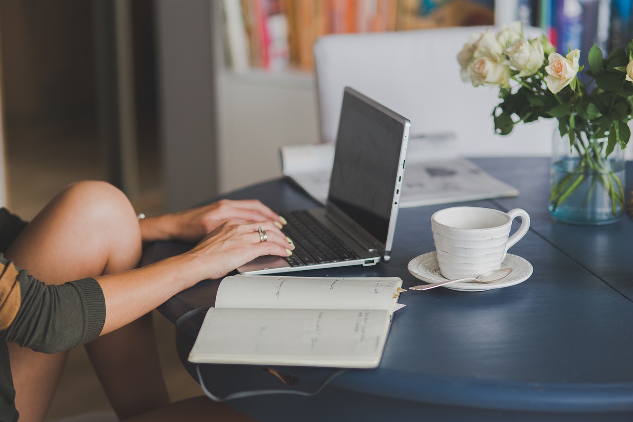 Laptop, workstaion, office — Embracing Natural Solutions: Dr Vidal Sheen 's Approach to Alleviating Joint Pain
