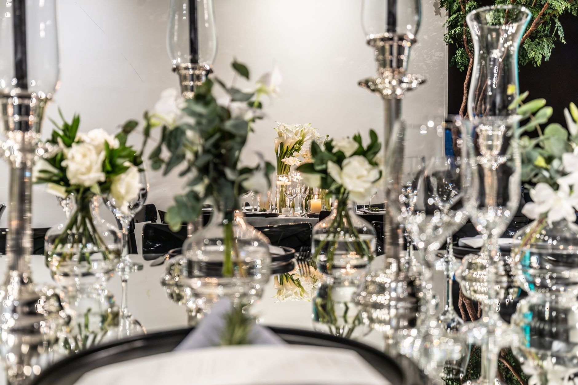 Elegant table setting with flowers and glassware at a wedding reception, reflecting style and sophistication. — How to Maximi